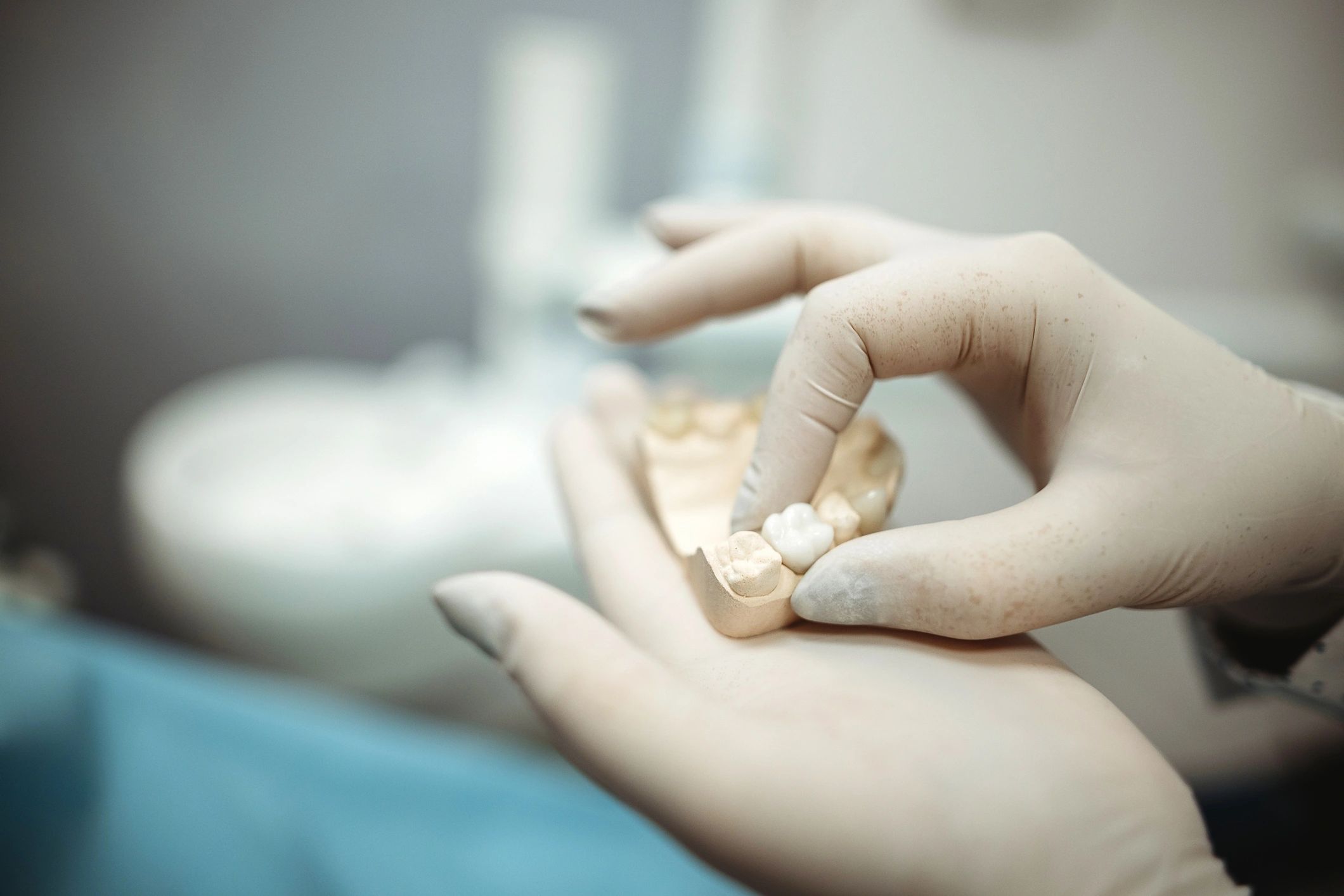 Dental crown treatment to restore a damaged tooth